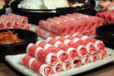 盘子里的生牛肉