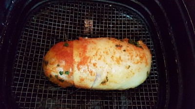 鸡腿塞在空气油炸锅/空气油炸锅/油锅里