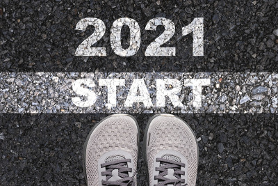 圣诞快乐，新年快乐，新的创业理念，鞋在路上打印屏幕开始和2021年的措辞。