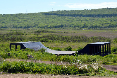 木制u型场地(滑板坡道)，没有人在绿色草地上吹球