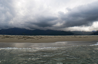 科西嘉岛:豪特科尔斯小镇福瑞亚尼海滩上的暴风雨天气，乌云密布，第勒尼安海波涛汹涌