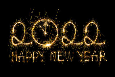 2022年新年快乐。闪闪发光的燃烧文本Happy New Year 2022孤立在黑色背景。美丽的发