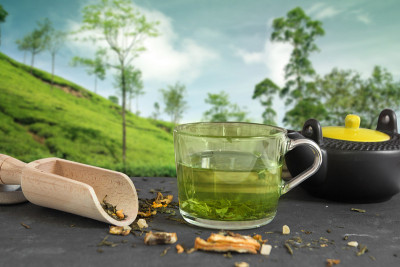 以茶园为背景的茶杯