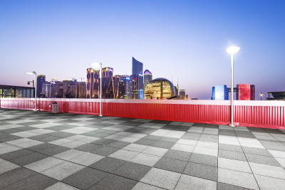 空荡荡的大理石地板上有杭州的城市景观和天际线