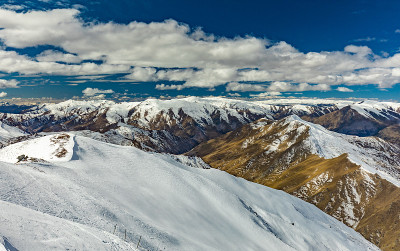 新西兰山全景和滑雪斜坡从皇冠峰滑雪胜地，皇后镇