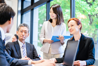 在办公室开会的商务人士