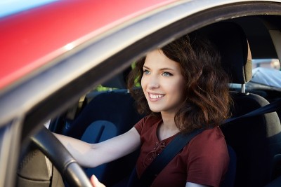 年轻女子开着一辆新车