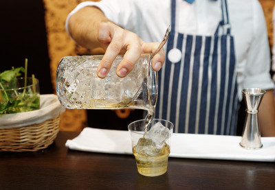 调酒师正在吧台调鸡尾酒