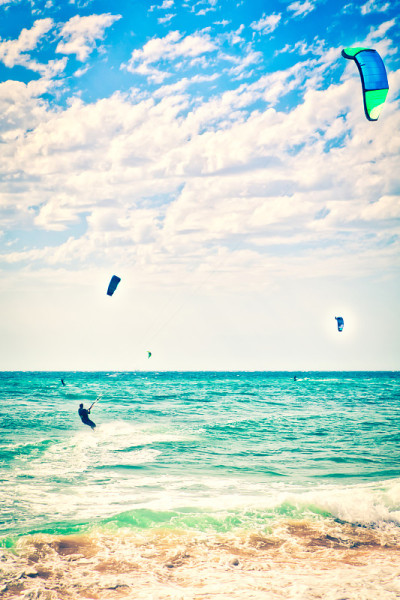 冲浪者做kitesurf