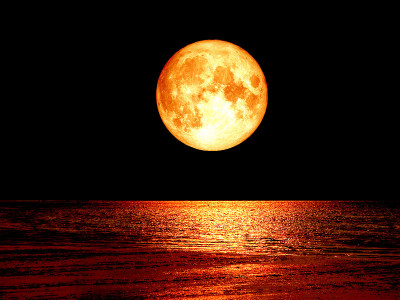 超级满血月在海上和夜空的背景