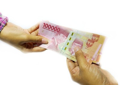 Kebumen。爪哇。印度尼西亚，2020年5月22日。印尼钱在Idul fitri期间的THR(假