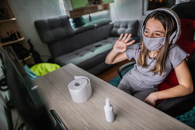女孩在家里做有趣的事