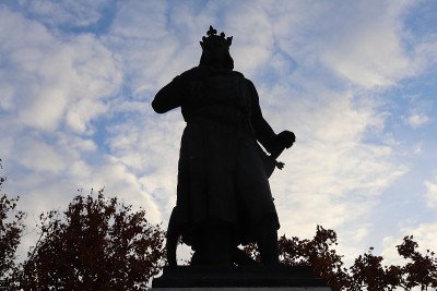 别名“圣路易”的法国国王路易九世的雕像在Aigues Mortes村