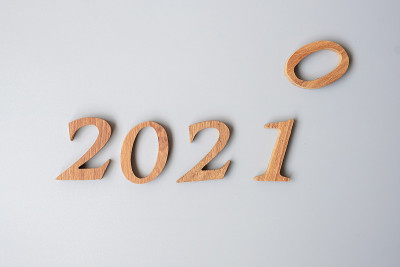 木制数字2020更改为2021灰色背景。计划，财务，决议，战略，解决方案，目标，业务和新年假期概念