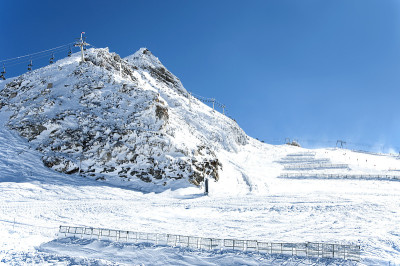 奥地利阿尔卑斯山的滑雪缆车和雪围栏