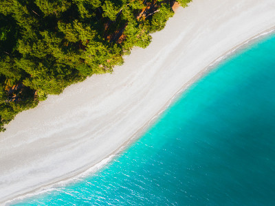热带海滩，碧绿的海水。空中无人机视图。