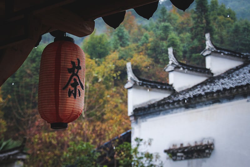 中国传统建筑下的灯笼在自然的秋天雨天