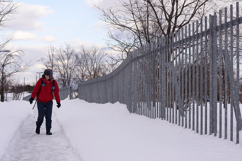 在一个下雪天散步