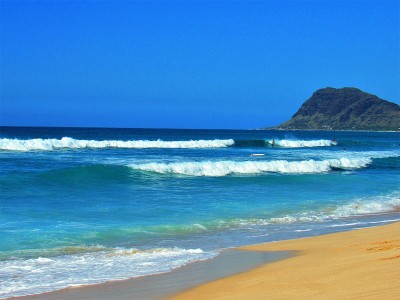 海浪拍打着瓦胡岛的西岸