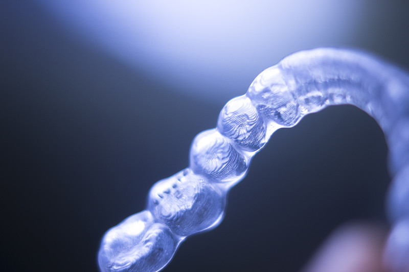 隐形塑料现代技术牙槽矫正器矫正牙齿排列在美学牙科。