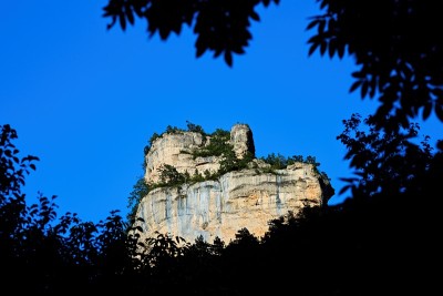 岩石形成于峡谷中坦河的督坦峡谷