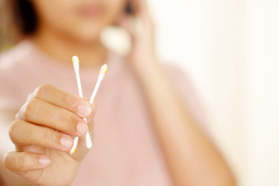 关闭女性清洁耳朵使用棉花棒保健。