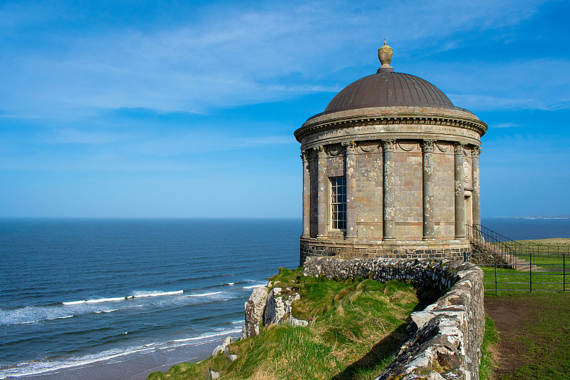 Mussenden Temple和Benone Beach在卡斯尔洛克，大西洋海岸在北爱尔兰