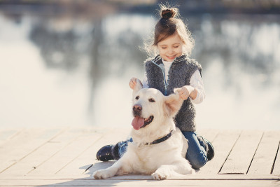 小女孩和他的爱犬在湖边