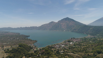 山地景观湖泊和火山巴图尔