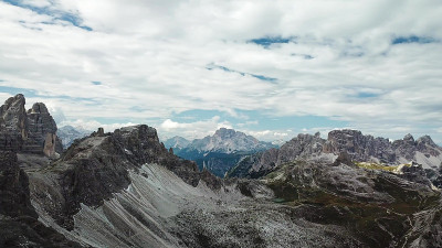 意大利白云石的全景。前面有许多高耸的山峰，山体滑坡多。