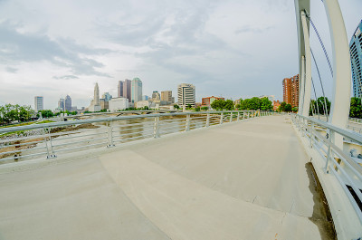 傍晚时分，俄亥俄州哥伦布市的天际线和市中心街道