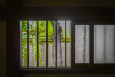 从日本房子的边缘可以看到景观