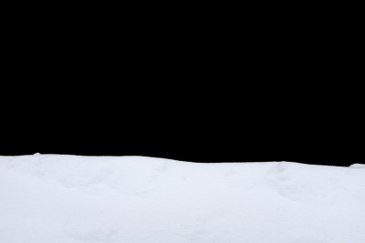 雪孤立在黑色的背景上。冬天的设计元素