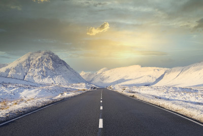 Buachaille Etive Mor山和空旷的道路在冬天被积雪覆盖
