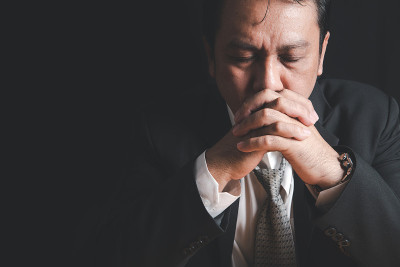 压力重重的商人们在回顾商业业绩时把手放在一起，