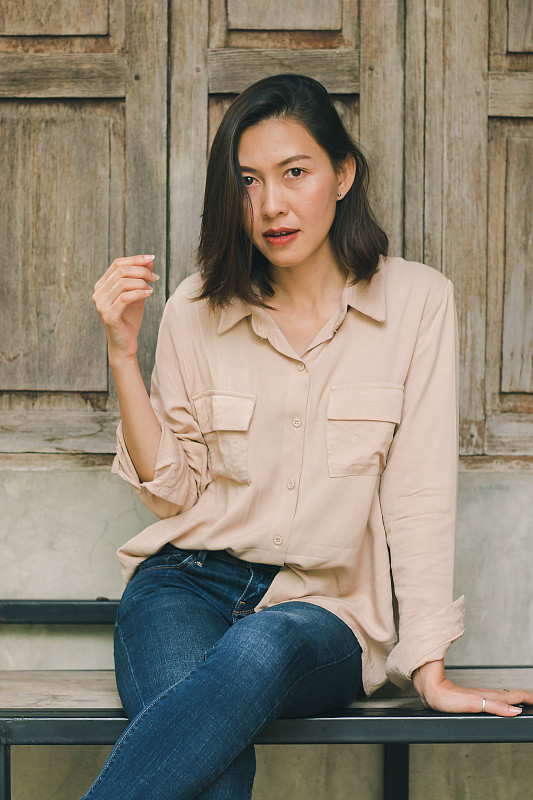 妇女们靠窗而坐。