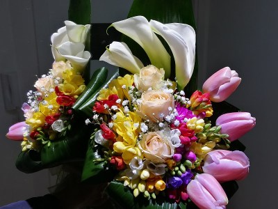 镜子里的鲜花花束