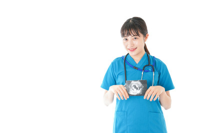 有回声图像的年轻护士
