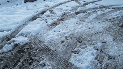 白色的雪地上留下了汽车的车辙