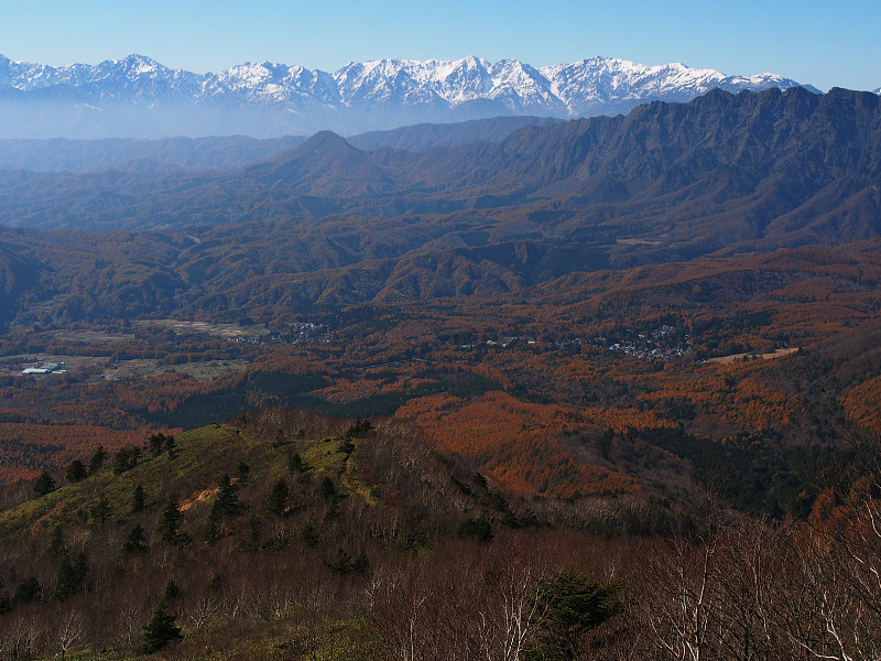 日本的北阿尔卑斯山脉和秋天的山麓(从长野的iizuna山观看)