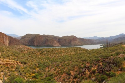 峡谷湖