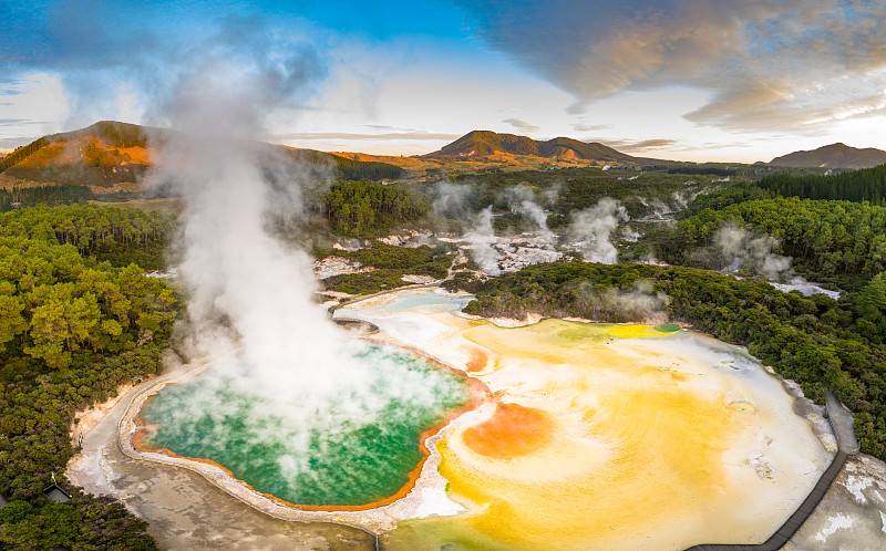 地热景观与热沸腾的泥浆和硫磺温泉由于火山活动在Wai-O-Tapu，热仙境新西兰