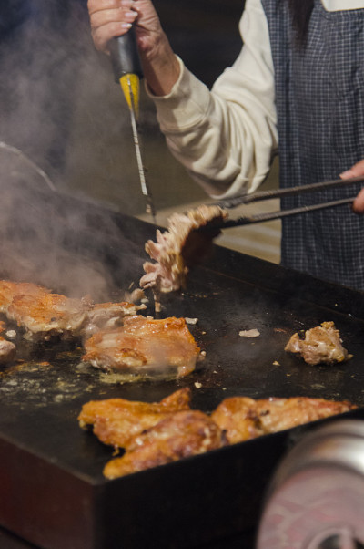 节日摊位上的铁板烧鸡肉
