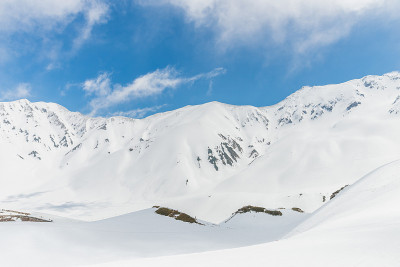 高山下的雪和清澈的蓝天