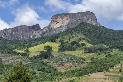被称为Pedra do Baú的岩层，位于坎波斯do Jordão和São的边界。