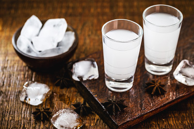 乌佐，拼写为ouzo，是一种由茴芹制成的希腊酒精饮料。在巴西，它被称为Fogo-Paulista。