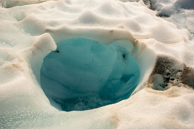 冰雪在雄伟的冰川上登山