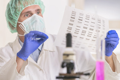 科学家分析DNA序列