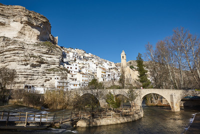 风景如画的白色村庄和教堂。Alcala del胡加河。西班牙
