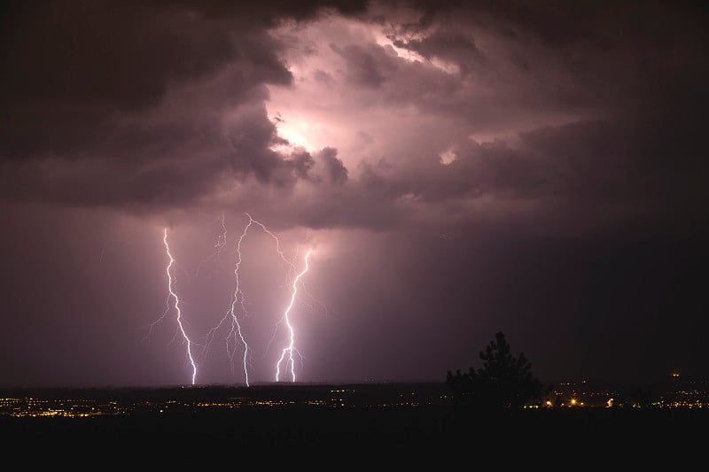 夏天暴风雨时的夜空五彩缤纷